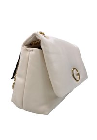 Borsa a tracolla in pelle crema con un emblema dorato "G" e una catena dorata, vista da un angolo laterale su uno sfondo bianco.