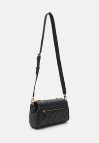 Sort vævet læder skuldertaske med aftagelig rem, guldhardware og en lynlåslomme på forsiden. Kompakt design med en struktureret form.