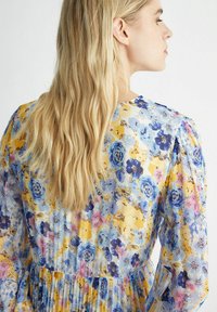 Thumbnail Image 6