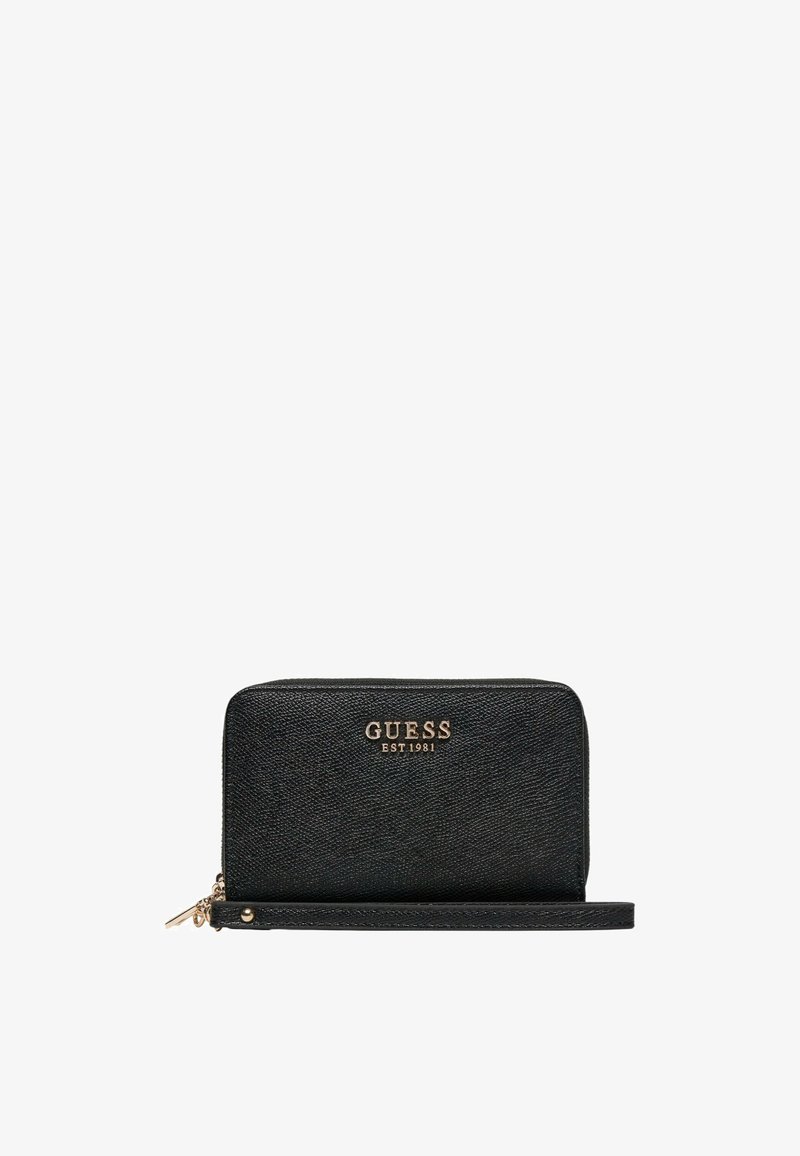 Svart dragkedjefodral av texturerat syntetmaterial med en gold logotyp "GUESS EST 1981" på framsidan och ett avtagbart handledsband.