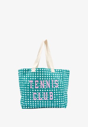 Torba na ramię w zielono-białą kratę z kremowymi uchwytami i dużym różowym napisem "TENNIS CLUB" na przedniej stronie.