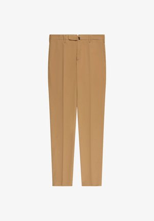 Pantalones beige de corte slim para hombre, con presillas para cinturón, cremallera frontal y una raya marcada en el centro de cada pierna, exhibidos sobre un fondo blanco.
