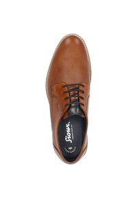 Scarpa in pelle marrone con tomaia testurizzata, punta liscia, lacci neri e suola beige; presenta il logo del marchio all'interno e dettagli perforati.