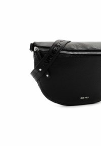Borsa a tracolla in pelle nera con forma a mezzaluna, chiusura con zip e superficie testurizzata; dotata di due spallacci regolabili con logo impresso.