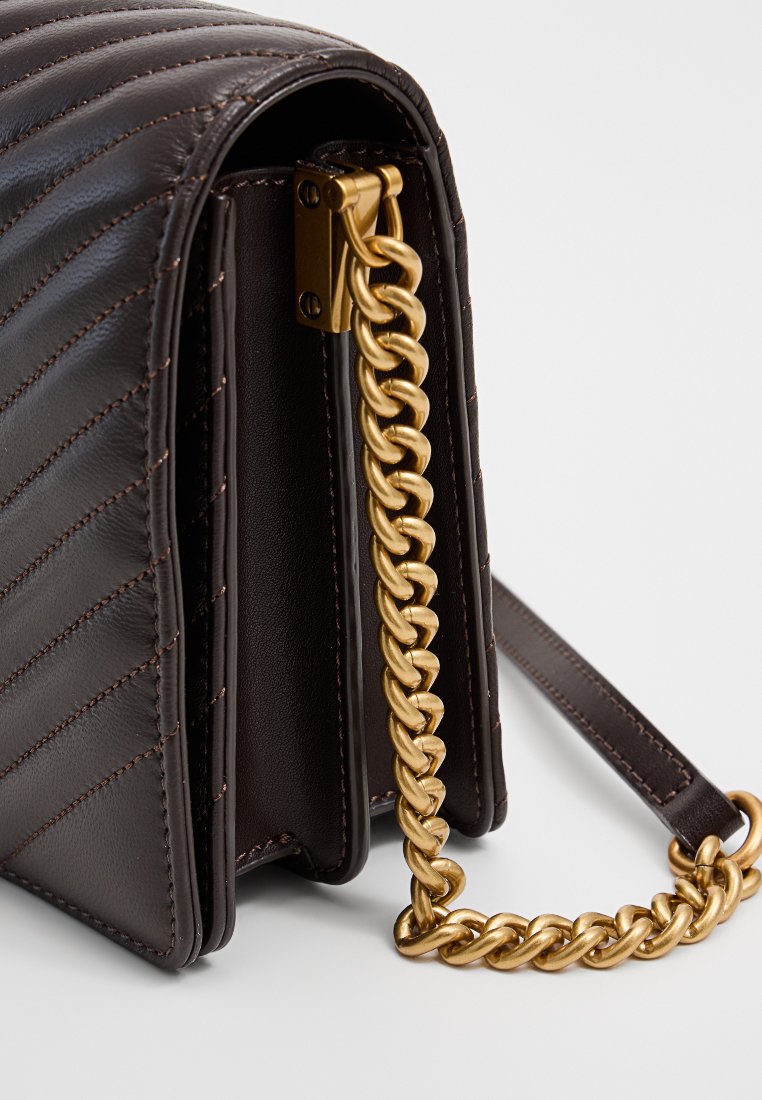 Brązowa skórzana torba z pikowanym wzorem, złotym łańcuchem na ramię, prostokątnym kształtem i metalowym zapięciem, prezentująca teksturowaną powierzchnię.