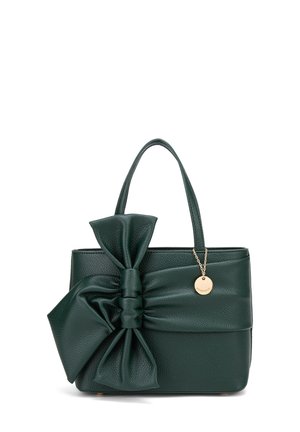 Borsa a mano in pelle verde scuro con grande dettaglio a fiocco, superficie texturizzata, manici corti e un piccolo ciondolo dorato.