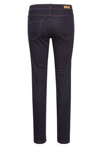 Tumši zilo džinsu bikses ar šauru piegriezumu, kas aprīkotas ar aizmugurējām kabatām un kontrastējošām oranžām šuvēm. Materiāli šķiet mīksti ar gludu tekstūru.