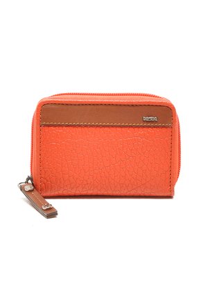 Oranje textuur portemonnee met een bruine leren streep. Voorzien van een ritssluiting en een klein tabje met zilverkleurige hardware aan de zijkant. Compacter ontwerp.