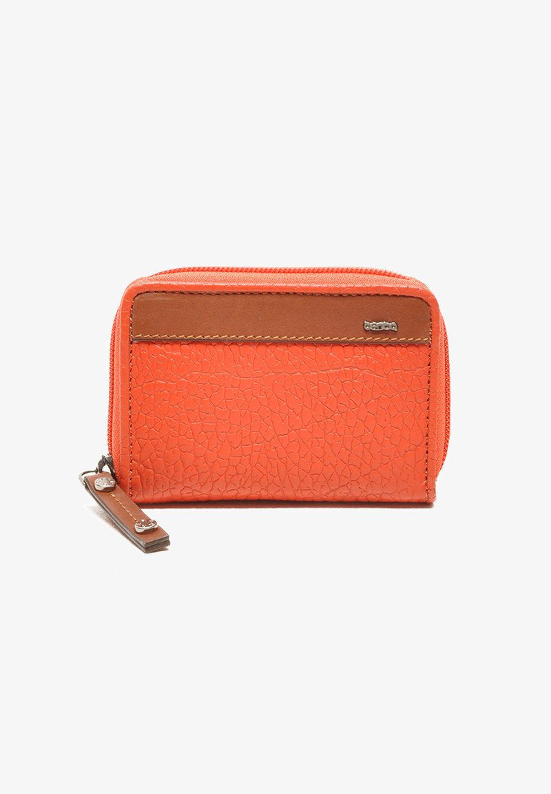 Oranje textuur portemonnee met een bruine leren streep. Voorzien van een ritssluiting en een klein tabje met zilverkleurige hardware aan de zijkant. Compacter ontwerp.