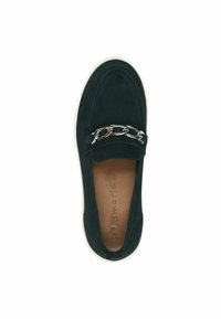 Gröna mocka slip-on skor med rund tå, silverkedjeaccent och vit gummisole. Inuti finns prägling av varumärkets namn och en slät textur.