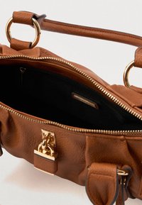 Brązowa skórzana torebka o teksturowanym wykończeniu, z złotymi akcentami, zamykana na zamek, z czarnym wnętrzem. Posiada podwójne, okrągłe uchwyty.