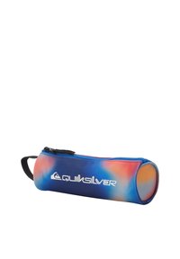 Piórnik Quiksilver w niebieskim i gradientowym czerwonym designie, wykonany z trwałego materiału, z zamknięciem na zamek błyskawiczny i logo z boku.