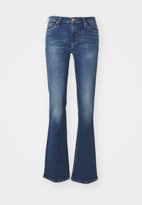 Jean en denim bleu avec jambe évasée, fermeture avant par bouton et fermeture éclair, et design à cinq poches.