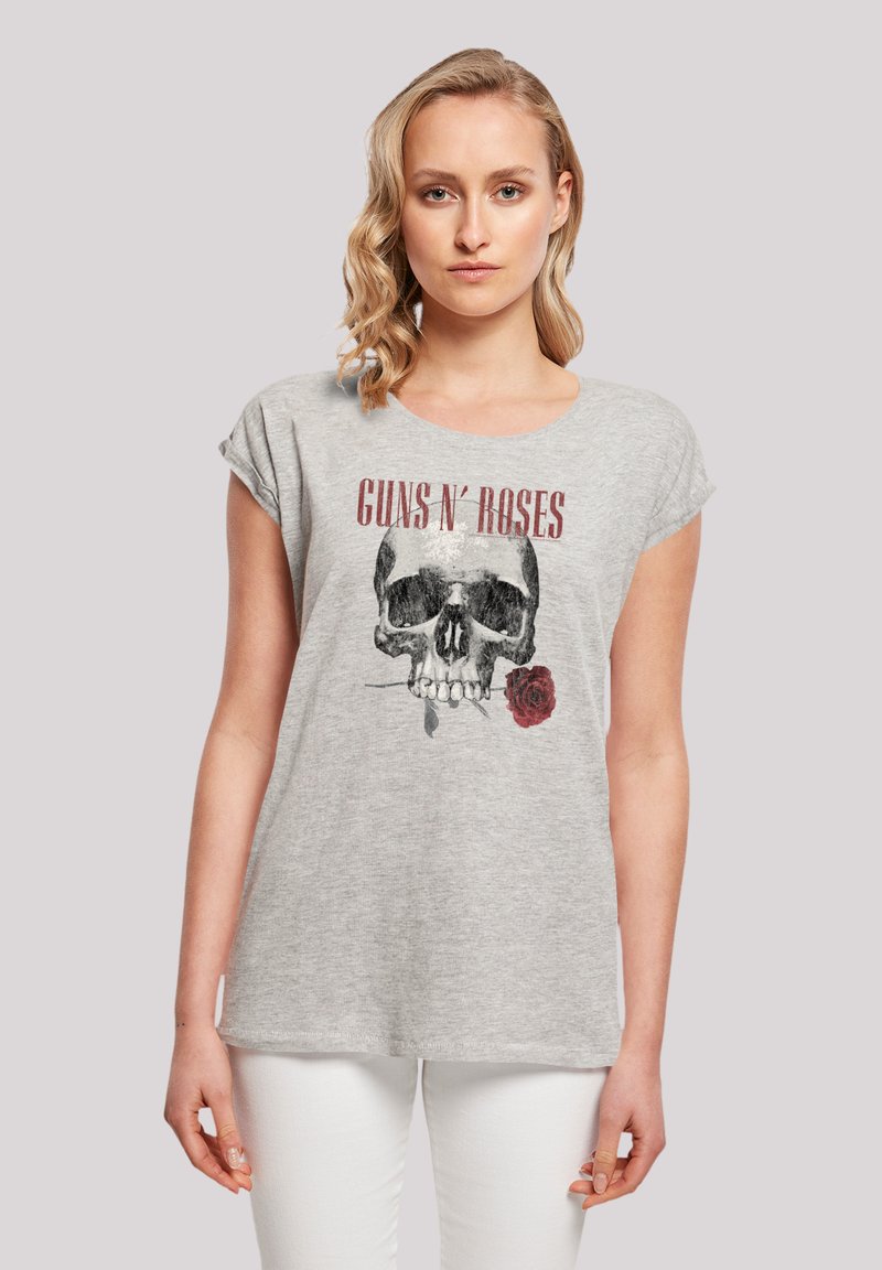 Grijze T-shirt met korte mouwen met een doodskop en rozen grafiek en de tekst "GUNS N' ROSES" in het rood. Zachte stof, relaxte pasvorm, casual ontwerp.