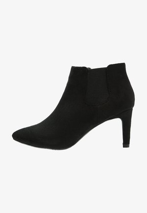 Sort ruskindslangsstøvle med spids tå, elastisk sidepanel og mellemhøj stiletthæl.