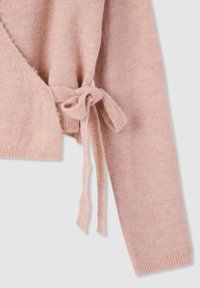 Cardigan rosa chiaro lavorato a maglia con una texture morbida, caratterizzato da un design avvolgente e chiusura laterale con laccio, con polsini a coste.