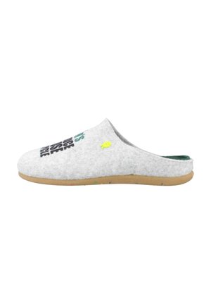 Zapatilla de casa gris con forma redondeada, suela de goma beige y un detalle de pez amarillo brillante. Presenta texto impreso en azul y negro.