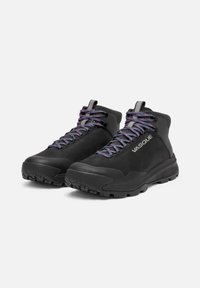 Botas de senderismo negras con un diseño de caña alta, suelas de goma texturizadas y cordones multicolores. Presentan un logo en el lateral y talón reforzado.
