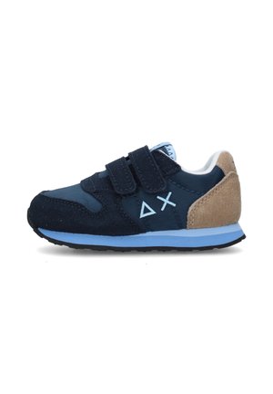 Scarpa da ginnastica per bambini blu navy con suola azzurra, tallone beige, due chiusure a strappo e logo geometrico bianco sul lato.