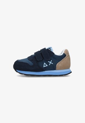 Scarpa da ginnastica per bambini blu navy con suola azzurra, tallone beige, due chiusure a strappo e logo geometrico bianco sul lato.
