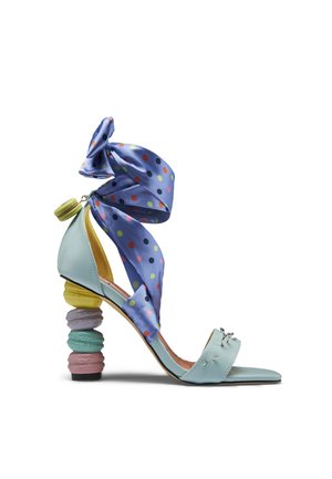 Sandalo azzurro chiaro con tacco alto a forma di macaron pastello e nastro viola a pois da legare alla caviglia.