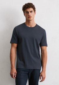Donkergrijze katoenen T-shirt met korte mouwen, ronde hals, comfortabele pasvorm en een gladde textuur. Geen zichtbare logo's of patronen.