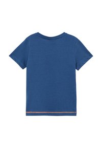 Blaues Baumwoll-T-Shirt mit kurzen Ärmeln, einem runden Halsauschnitt und orangefarbener Naht am Saum. Glatte Textur, einfaches Design, einfarbig.