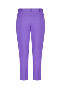 Paarse op maat gemaakte broeken met een soepele textuur, voorzien van een aangesloten tailleband, zijzakken en een verkorte pijpdesign.