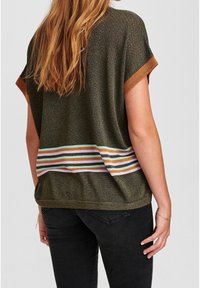 Kurzärmlige grüne Bluse mit strukturiertem Finish, die am Saum ein mehrfarbiges Streifenmuster und kontrastierende braune Kragenakzente aufweist.
