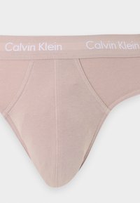 Μπεζ ανδρικά εσώρουχα Calvin Klein με ελαστική μέση με λευκό κείμενο λογότυπου Calvin Klein.