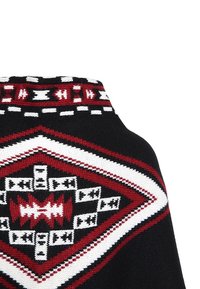 Černý pletený oděv s geometrickými vzory v červené, bílé a černé barvě, vytvářejícími centrální tvar diamantu a zdobný límeček.