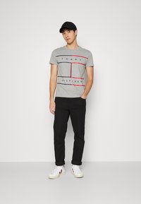 Tommy Hilfiger LARGE FLAG TEE - T-shirt estampada - light grey heather