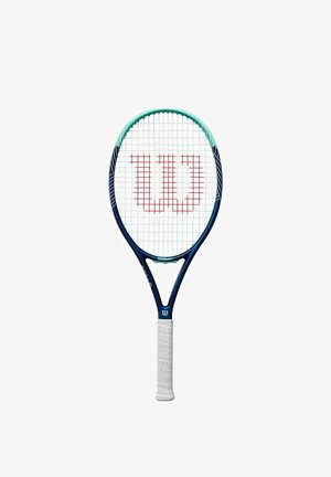 Raqueta de tenis Wilson con un marco azul, acentos en verde claro y un mango blanco. Presenta un logotipo rojo y un patrón de cuerdas en rejilla.