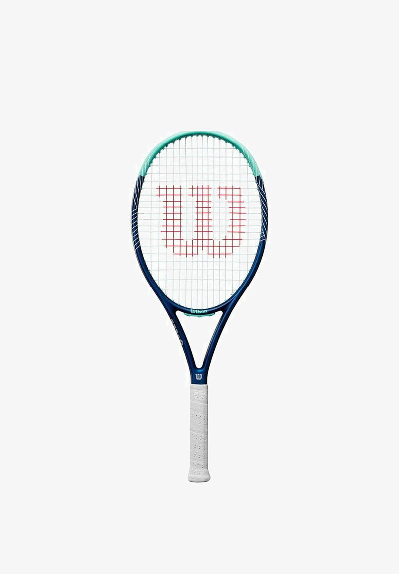 Raqueta de tenis Wilson con un marco azul, acentos en verde claro y un mango blanco. Presenta un logotipo rojo y un patrón de cuerdas en rejilla.