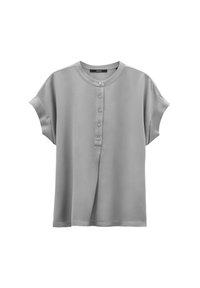 Blouse à manches courtes gris clair avec encolure ronde, cinq boutons à l'avant et coupe ample, présentée sur un fond blanc.
