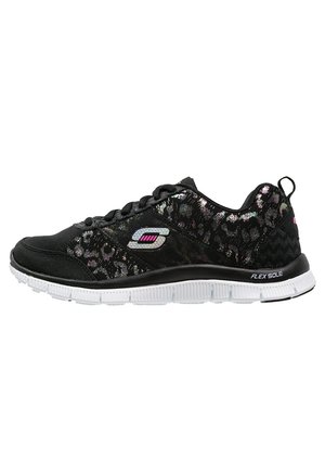 Schwarzer Skechers-Sneaker mit irisierendem Blumenmuster, weißer flexibler Sohle, schwarzen Schnürsenkeln und Logo an der Seite sowie am Fersen-Zuglasche.