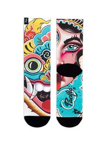 Bunte Socken mit einem lebhaften Design, das ein Gesicht und ein Drachenmotiv zeigt. Hergestellt aus einem glatten, dehnbaren Material mit schwarzen Zehenakzenten.