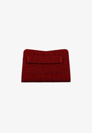 Czerwona kopertówka o teksturowanej powierzchni z drobnymi wypustkami, prostokątnym kształcie i płaskim zamknięciu na klapę. Wymiary około 30 cm szerokości.