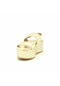 Sandalo platform in oro con tacco a zeppa spesso, design con fascia incrociata e plantare metallico liscio; motivo intrecciato testurizzato sui lati.
