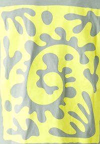 Tejido gris con un gran patrón abstracto en amarillo brillante que presenta formas suaves y curvas, junto con un motivo de espiral en el centro.