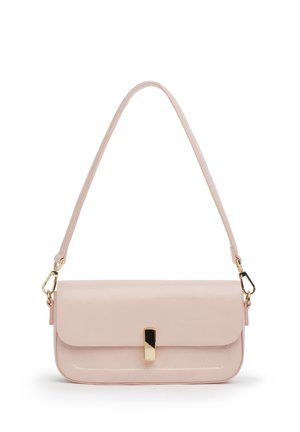 Piccola borsa rettangolare rosa pallido con una singola tracolla e una chiusura rettangolare in metallo dorato sulla patta anteriore.