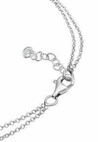 Collana in metallo argentato con piccole catene, un gancio a moschettone e una caratteristica di lunghezza regolabile. Contrassegnata con "925" per argento sterling.