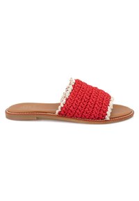 Rode geweven slide sandalen met een gestructureerde bovenkant, een natuurlijke leren zool en witte gevlochten accenten langs de rand. Platte uitvoering, open teen.