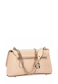 Lichtroze gewatteerde handtas met een zilveren kettingriem, een voorvak met rits en een zilveren letter 'G' bedeltje eraan bevestigd.