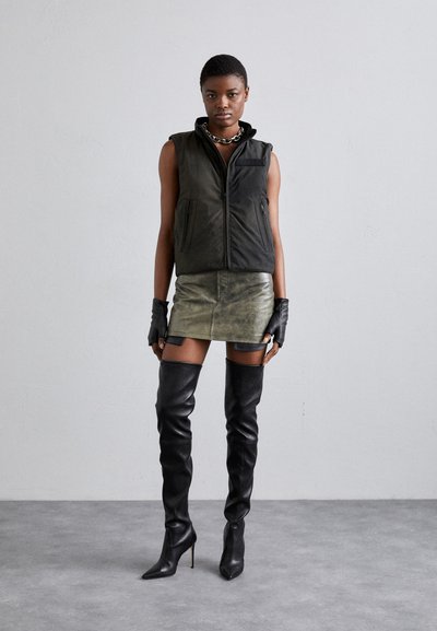 032c AURORA FITTED VEST - Veste sans manches - brown