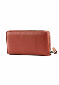 Portefeuille en cuir, forme rectangulaire, couleur rouille, surface texturée, fermeture éclair et accent en métal avec une languette assortie.