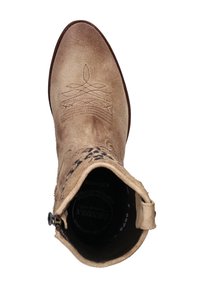 Lichtbruine suède enkellaarsjes met decoratieve stiksels en een luipaardprintaccent. Voorzien van een zijrits en een ronde neus.