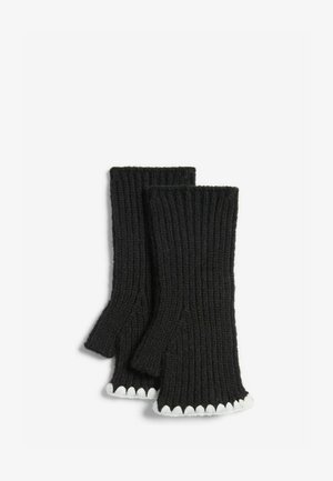 Guantes sin dedos de color negro con bordes en blanco con volantes. Hechos de un material suave, con un ajuste ceñido y puntas de los dedos abiertas para mayor destreza.