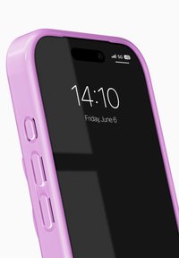 Fioletowe etui na telefon z błyszczącym wykończeniem, prezentujące czarny ekran. Posiada przyciski zasilania i regulacji głośności po bokach.