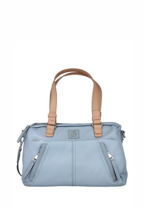 Bolso de mano de cuero azul claro con asas dobles en color marrón claro, bolsillos delanteros con cremallera y un parche cuadrado con el logo en el centro.